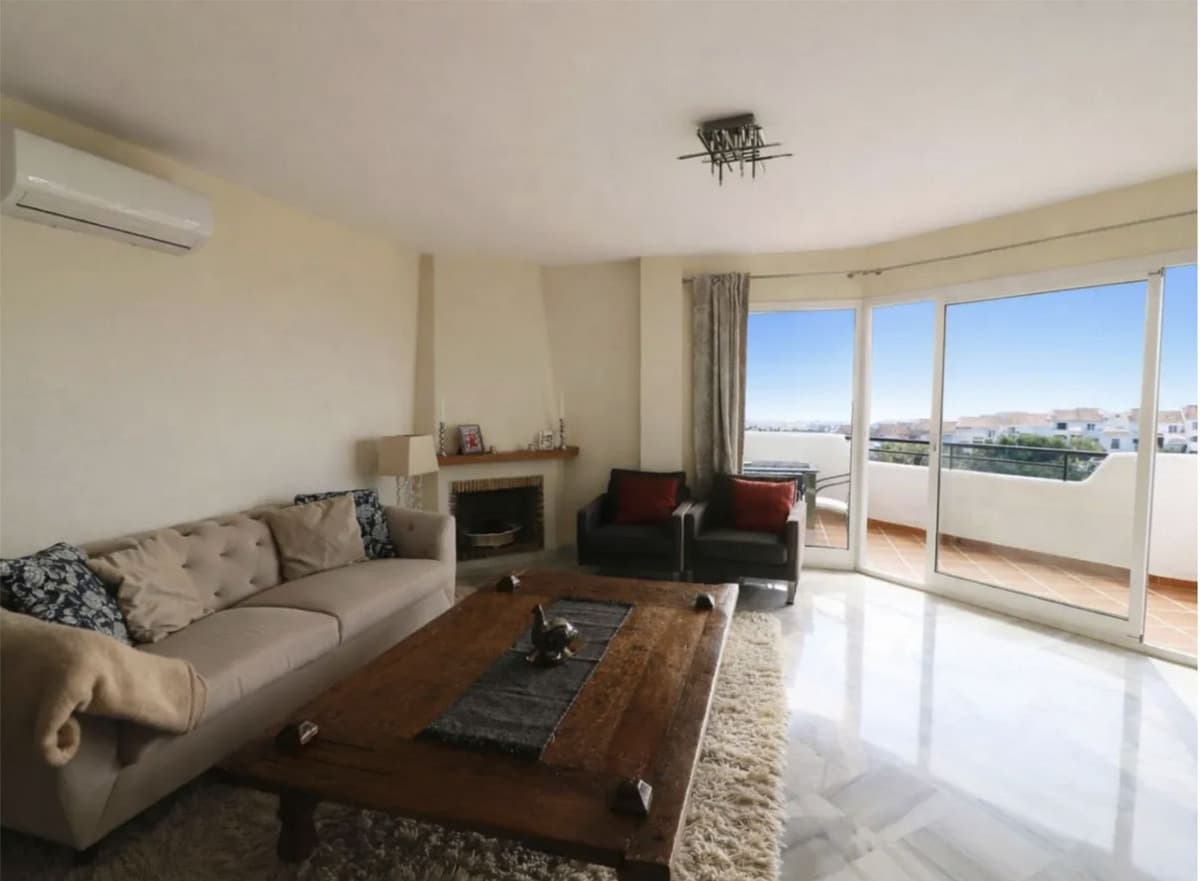 Middle Floor Apartment in Calahonda — photo 4 of 10