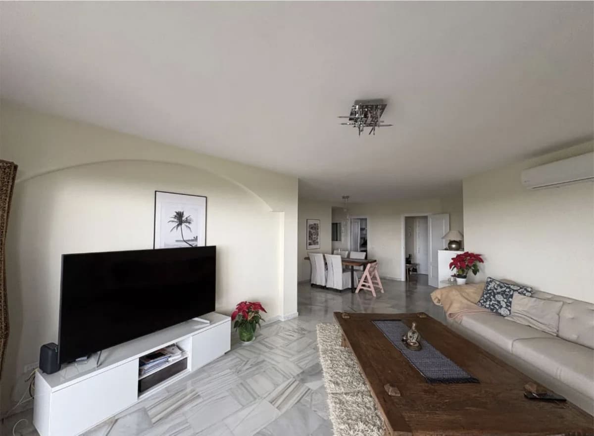 Middle Floor Apartment in Calahonda — photo 5 of 10
