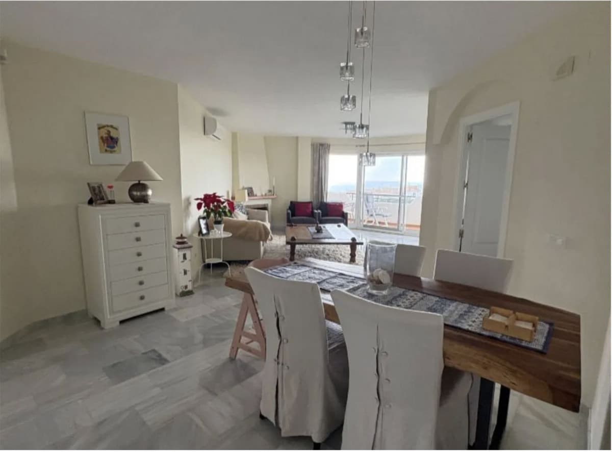 Middle Floor Apartment in Calahonda — photo 7 of 10