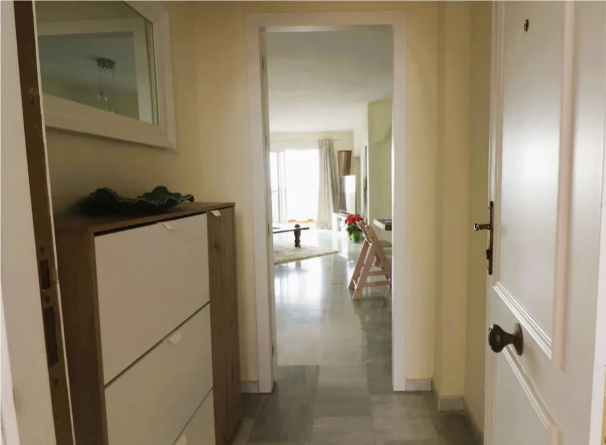 Middle Floor Apartment in Calahonda — photo 9 of 10