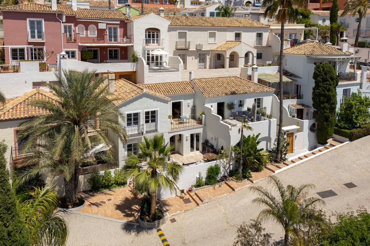 Townhouse in La Heredia — photo 1 of 10