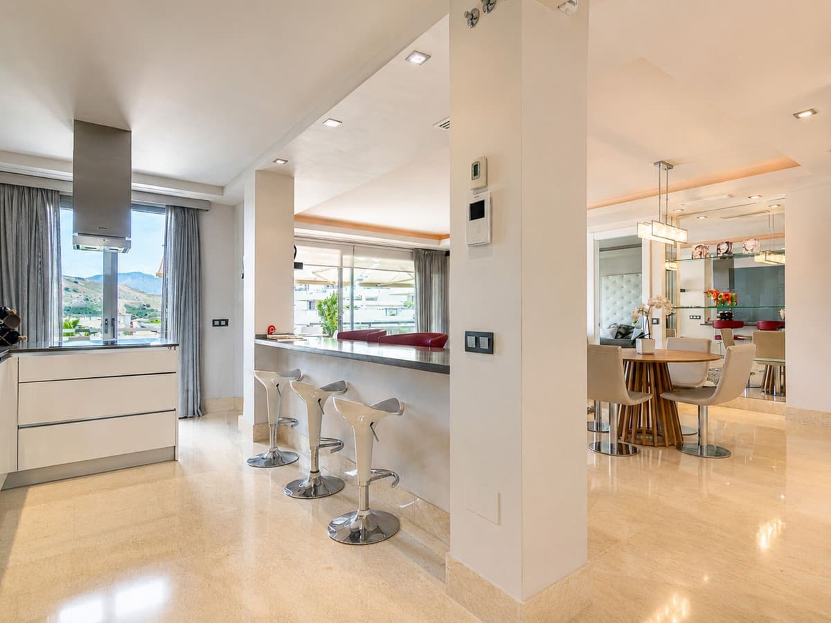 Middle Floor Apartment in Benahavís — photo 2 of 10