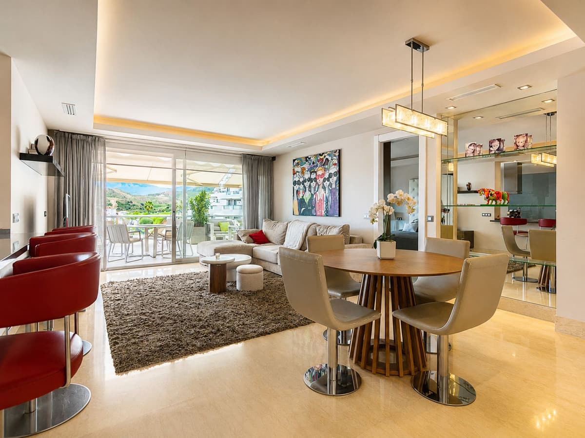 Middle Floor Apartment in Benahavís — photo 3 of 10