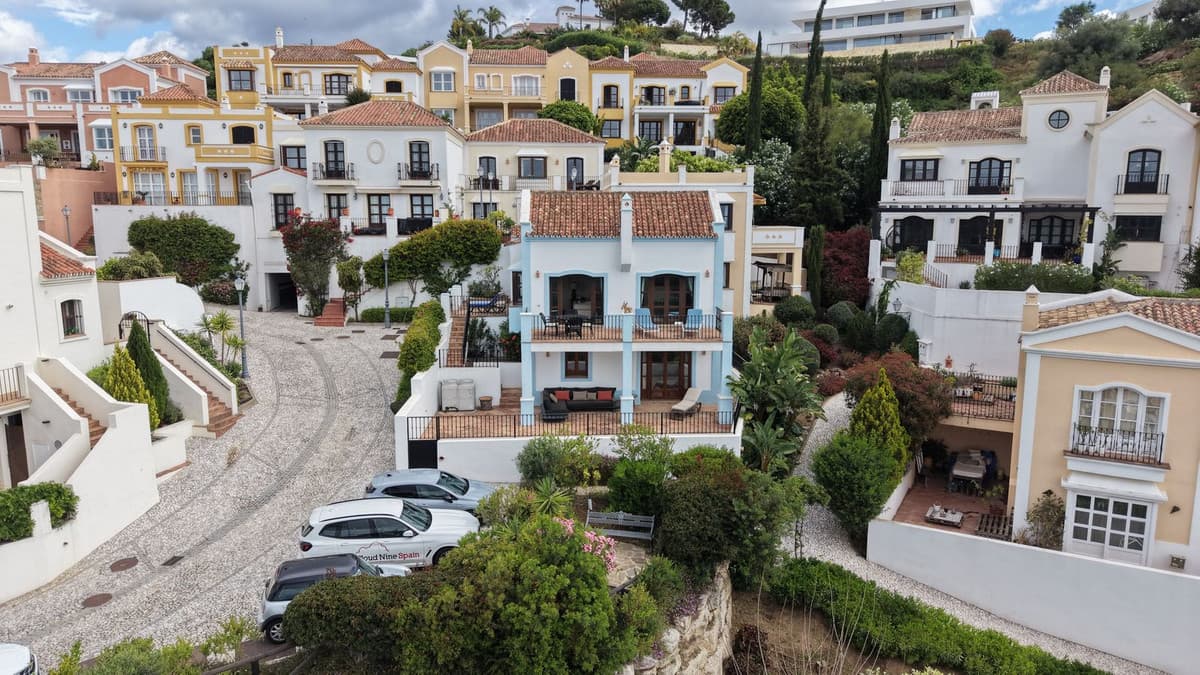 Townhouse in Benahavís — photo 1 of 10