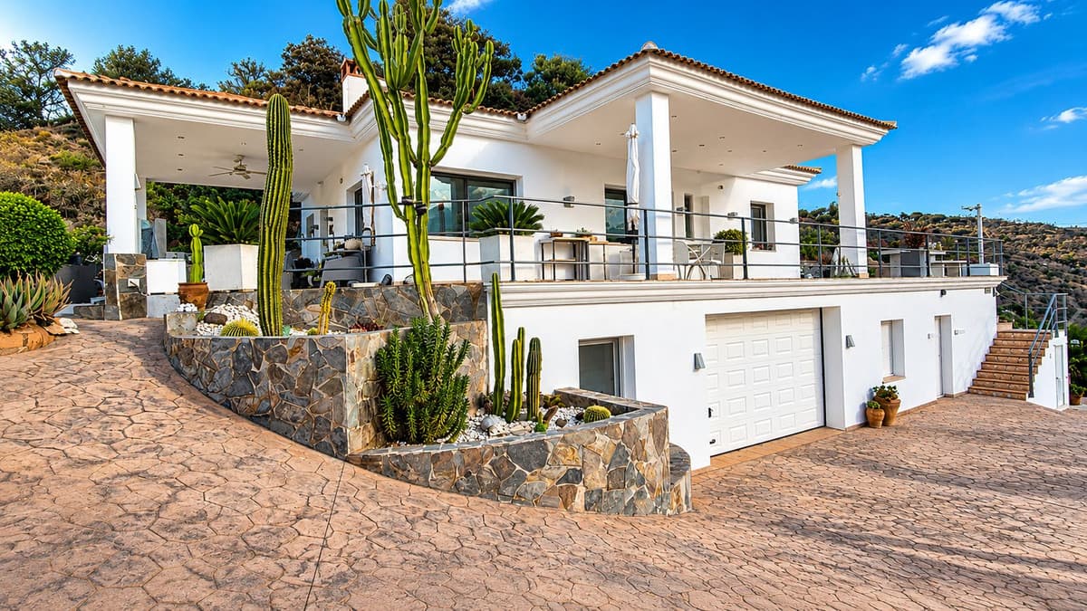 Detached Villa in Guaro — photo 1 of 10