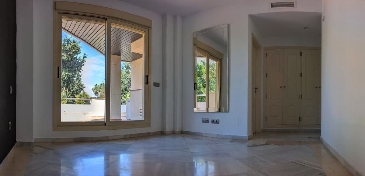 Middle Floor Apartment in Aloha — photo 5 of 10