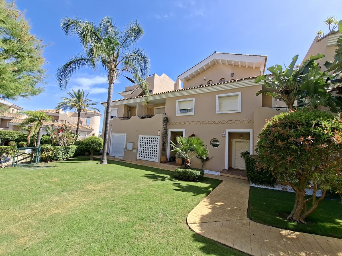 Townhouse in La Duquesa — photo 1 of 10