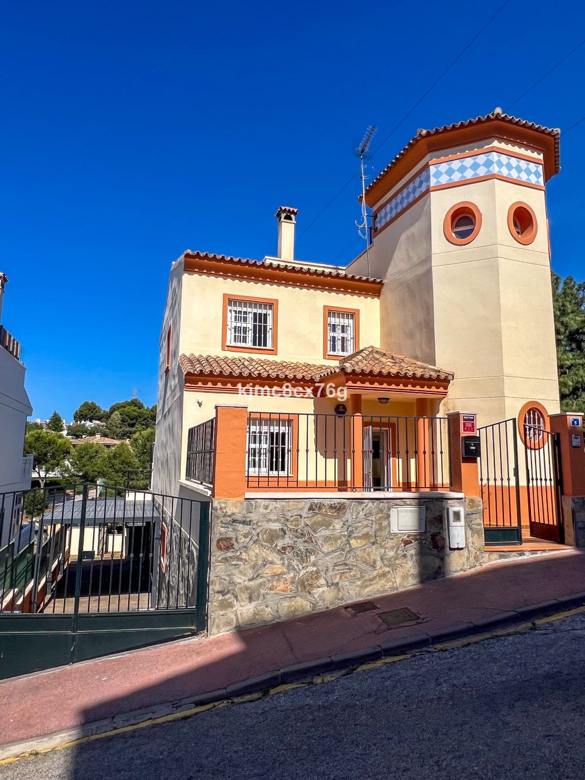 Detached Villa in Calahonda — photo 1 of 10
