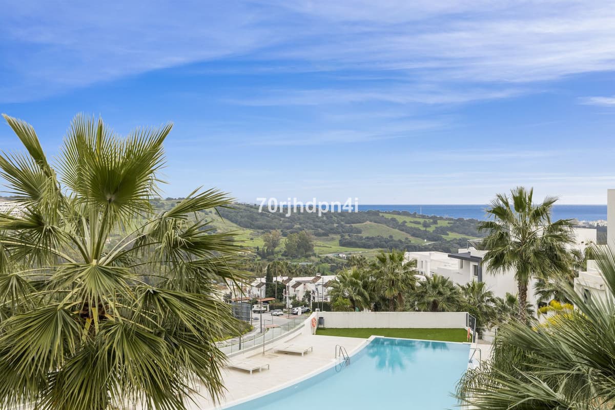 Middle Floor Apartment in Estepona — photo 1 of 10