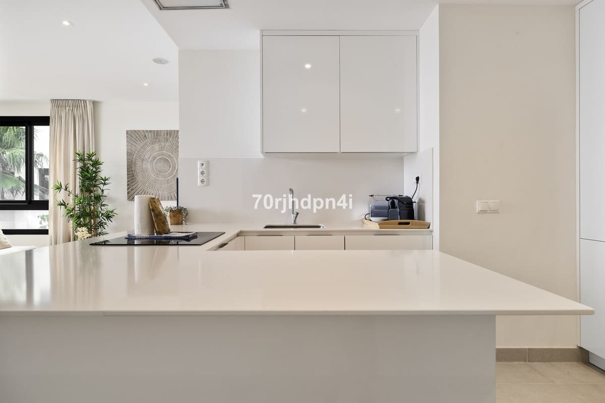 Middle Floor Apartment in Estepona — photo 2 of 10
