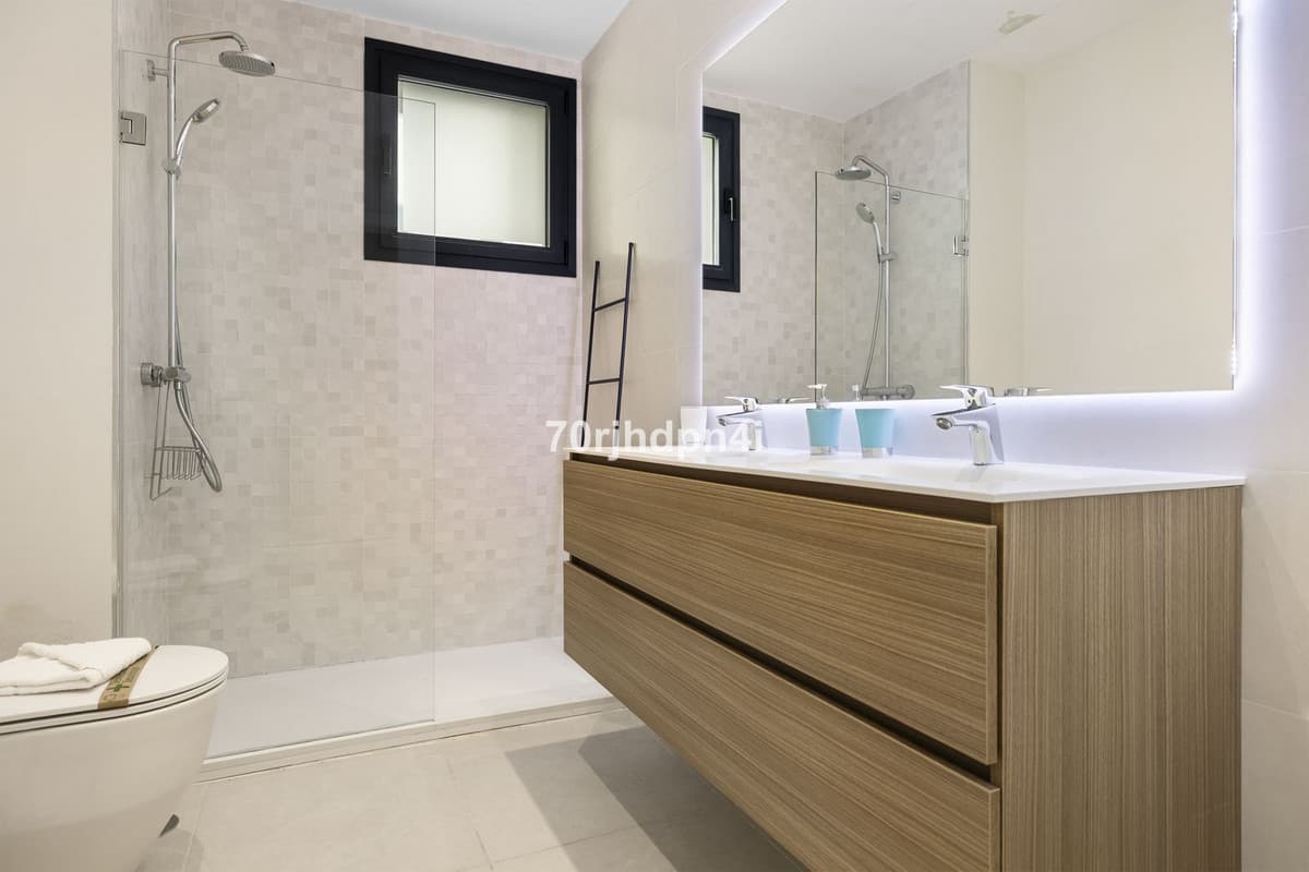 Middle Floor Apartment in Estepona — photo 7 of 10