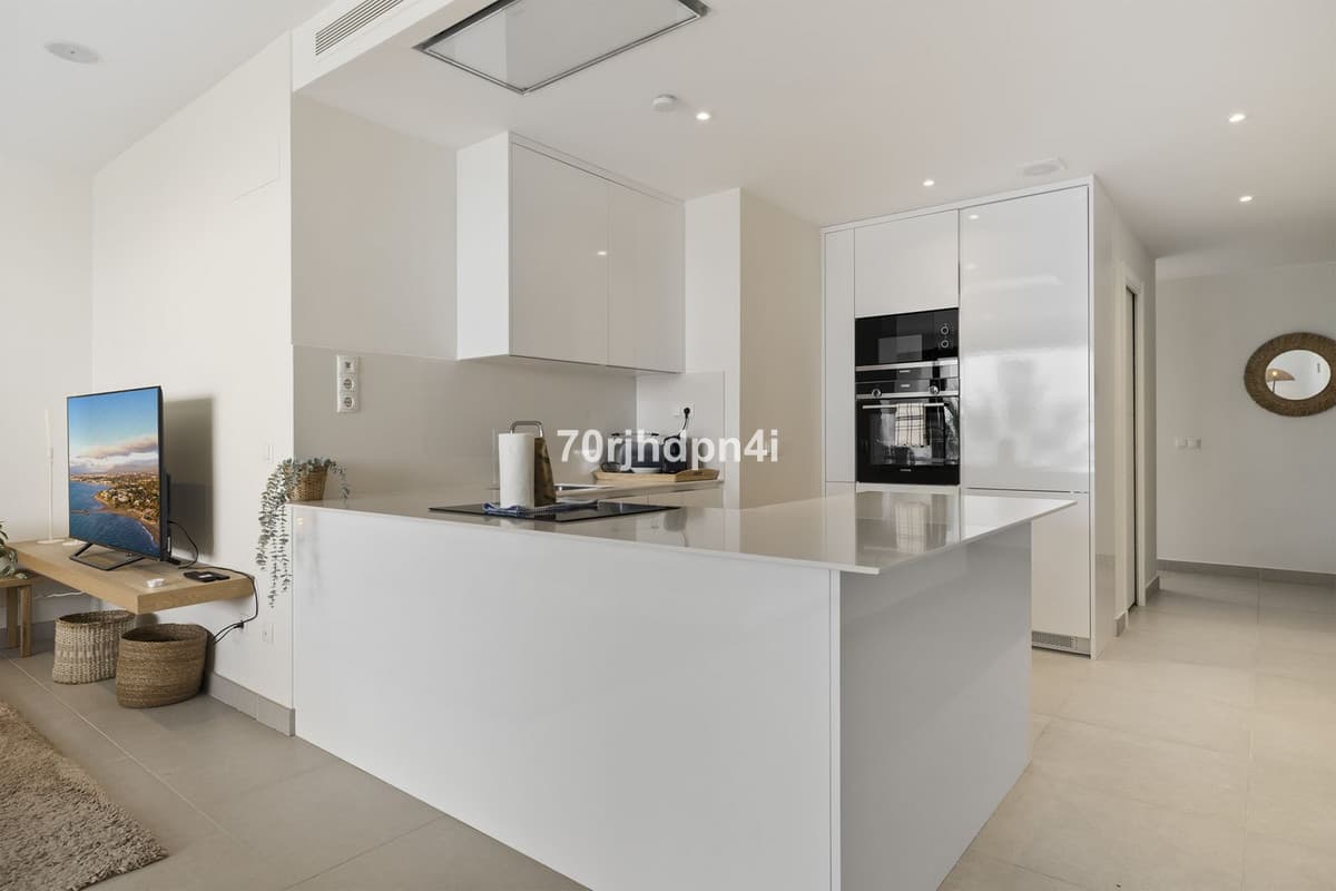 Middle Floor Apartment in Estepona — photo 9 of 10