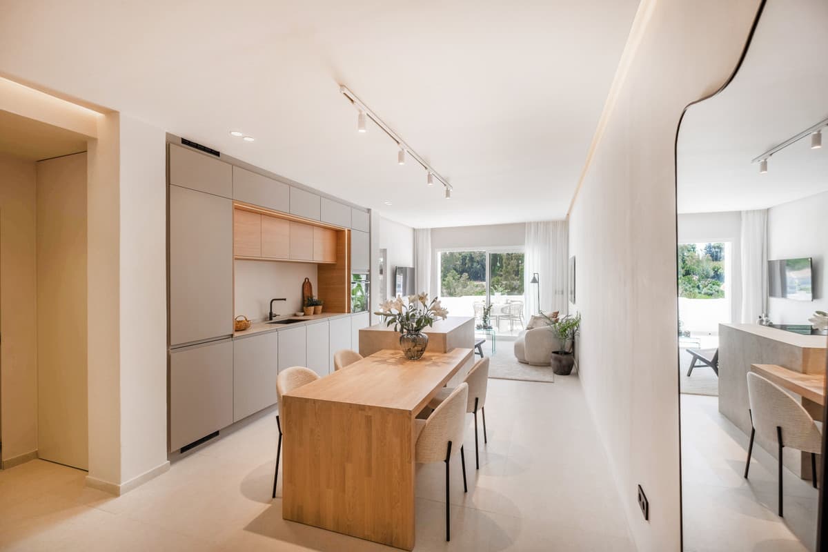 Middle Floor Apartment in La Quinta — photo 2 of 10