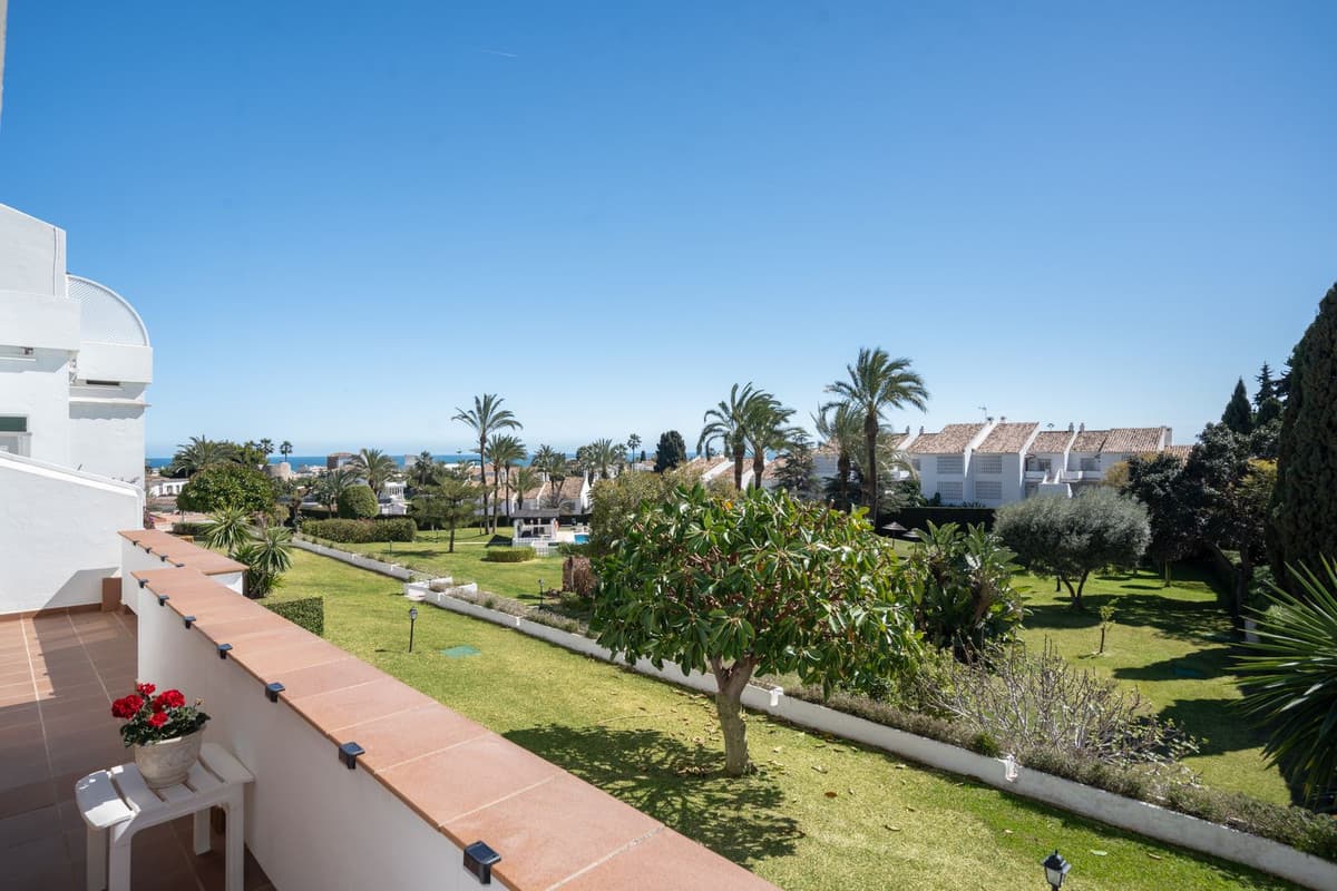 Middle Floor Apartment in Nueva Andalucía — photo 8 of 10