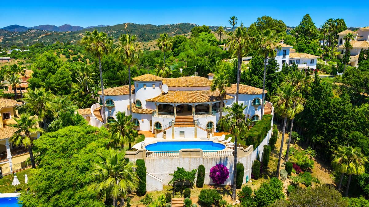 Detached Villa in Hacienda Las Chapas — photo 2 of 10