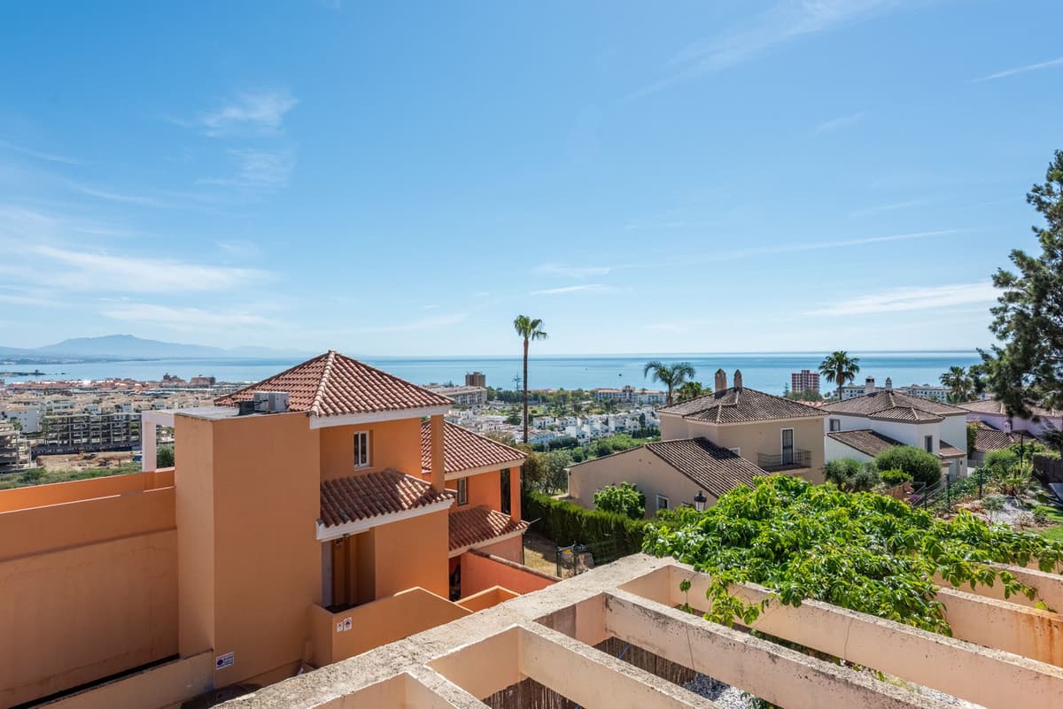 Middle Floor Apartment in La Duquesa — photo 1 of 10