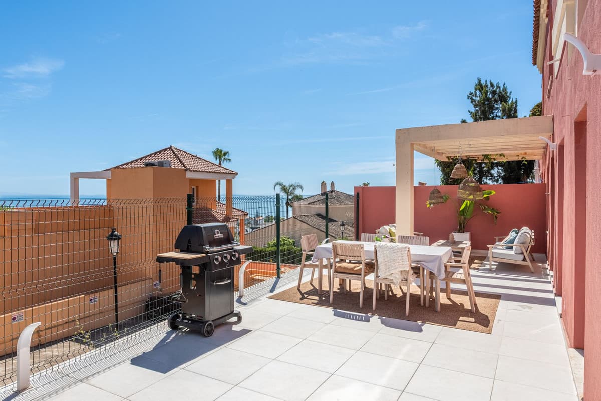 Middle Floor Apartment in La Duquesa — photo 2 of 10