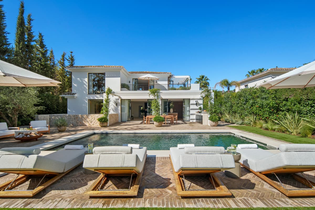 Detached Villa in Nueva Andalucía — photo 1 of 10