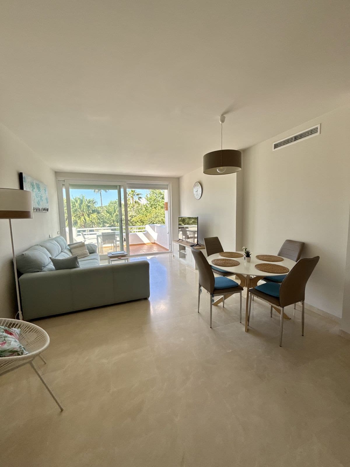 Middle Floor Apartment in Estepona — photo 4 of 10