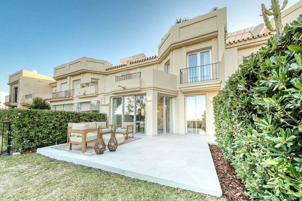 Townhouse in La Quinta — photo 1 of 10