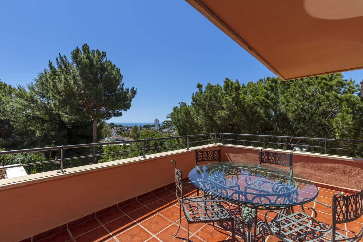 Middle Floor Apartment in Nueva Andalucía — photo 1 of 10