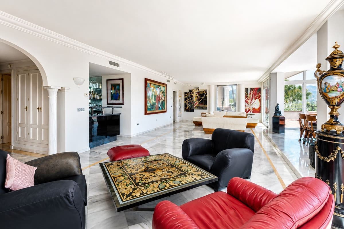 Middle Floor Apartment in Nueva Andalucía — photo 3 of 10