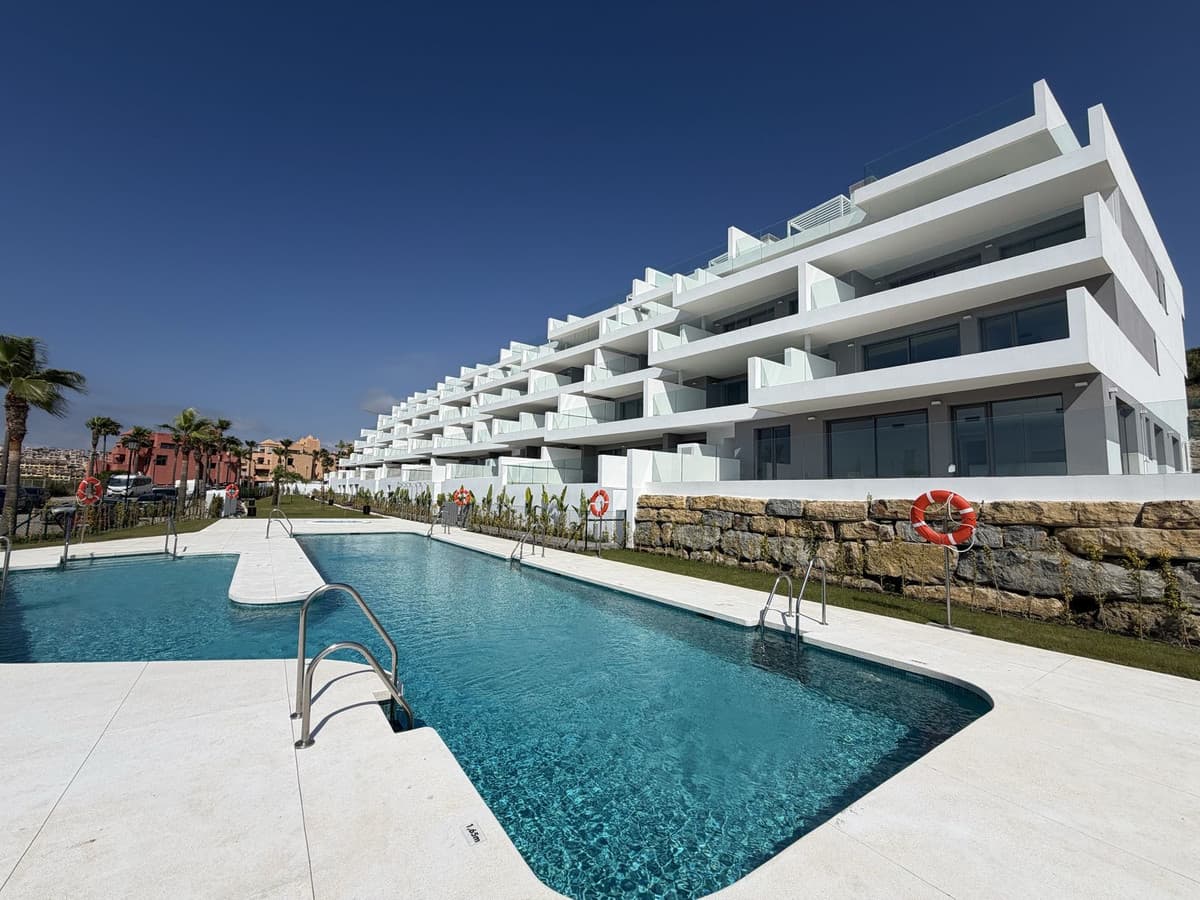 Middle Floor Apartment in La Duquesa — photo 1 of 10