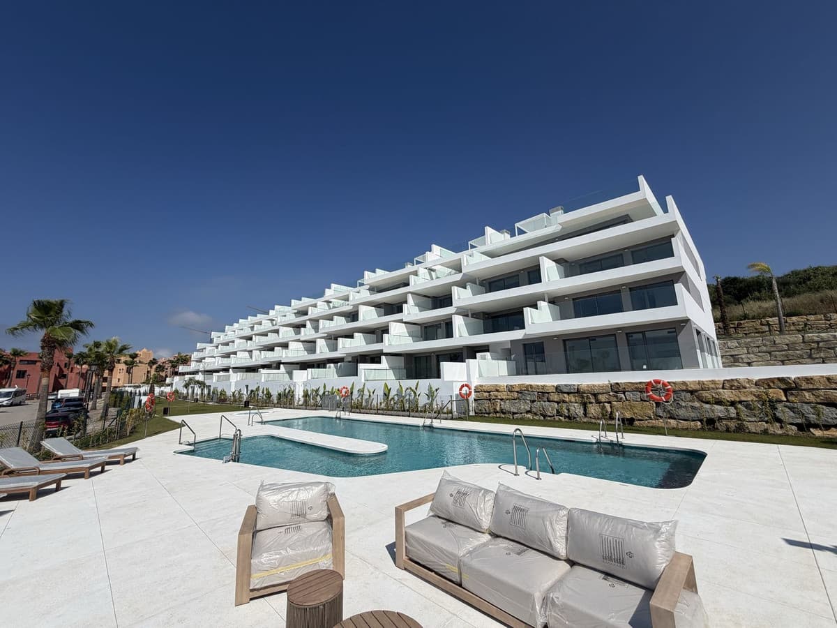 Middle Floor Apartment in La Duquesa — photo 2 of 10