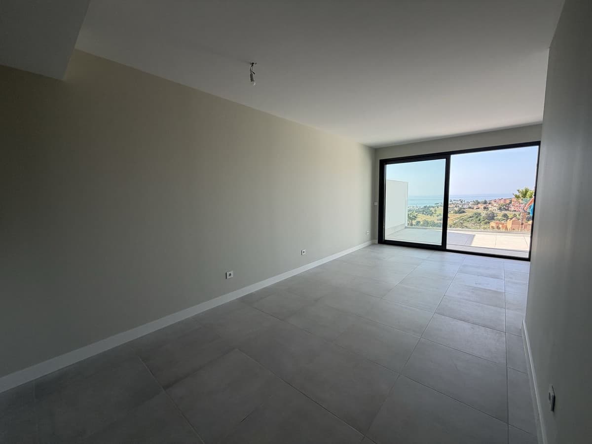 Middle Floor Apartment in La Duquesa — photo 7 of 10