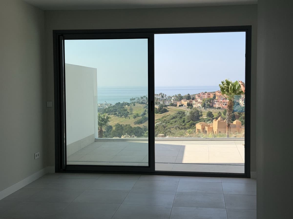 Middle Floor Apartment in La Duquesa — photo 9 of 10