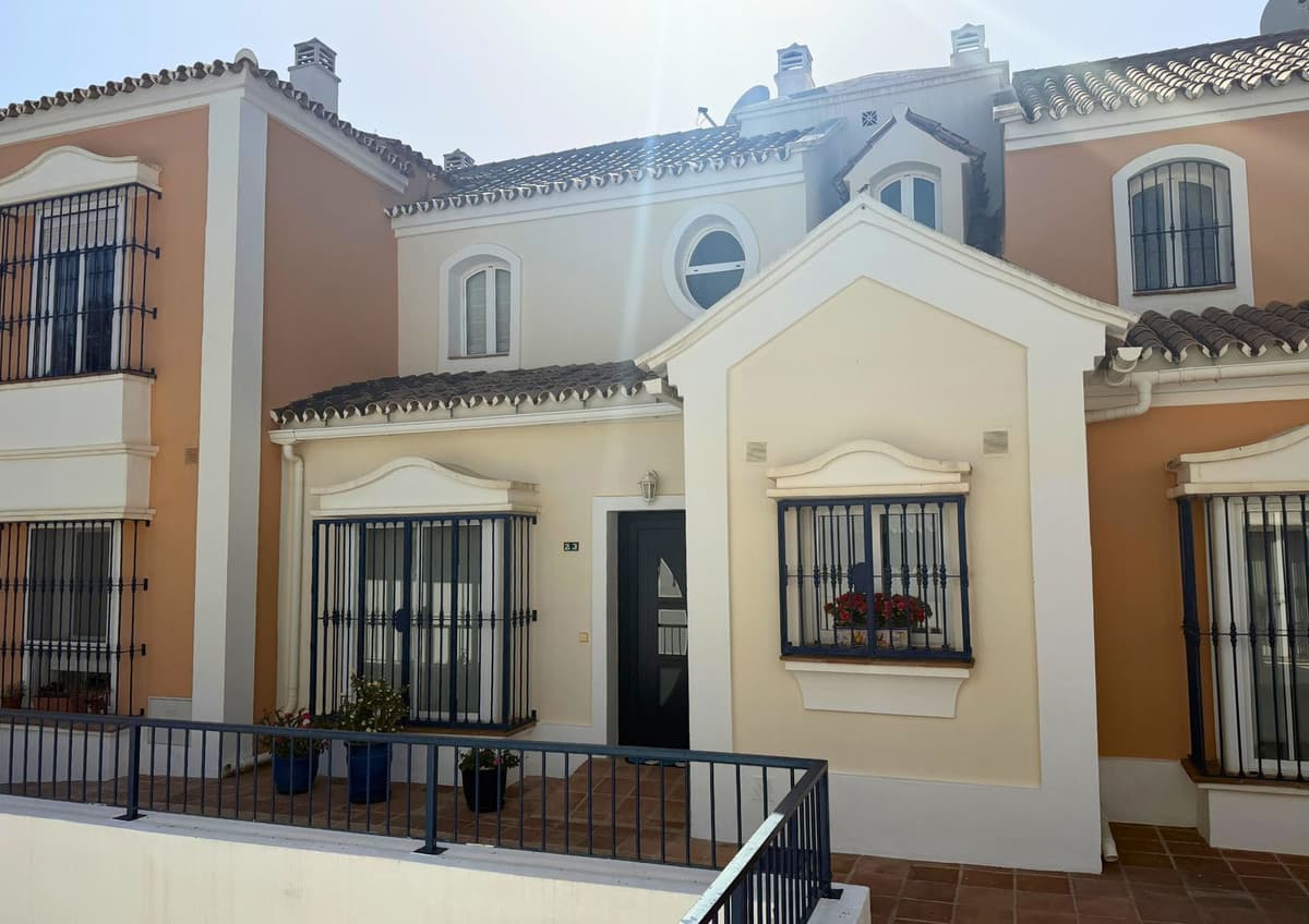 Townhouse in Nueva Andalucía — photo 1 of 10