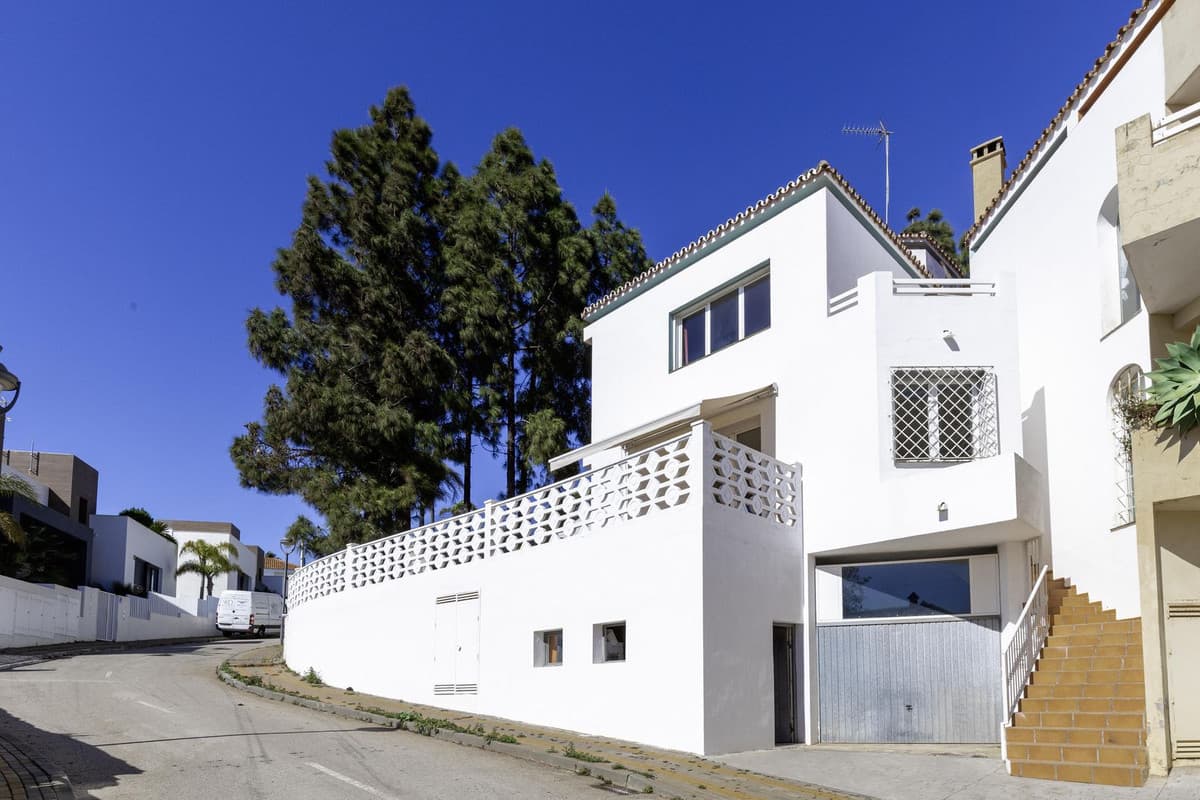 Detached Villa in Marbella — photo 1 of 10