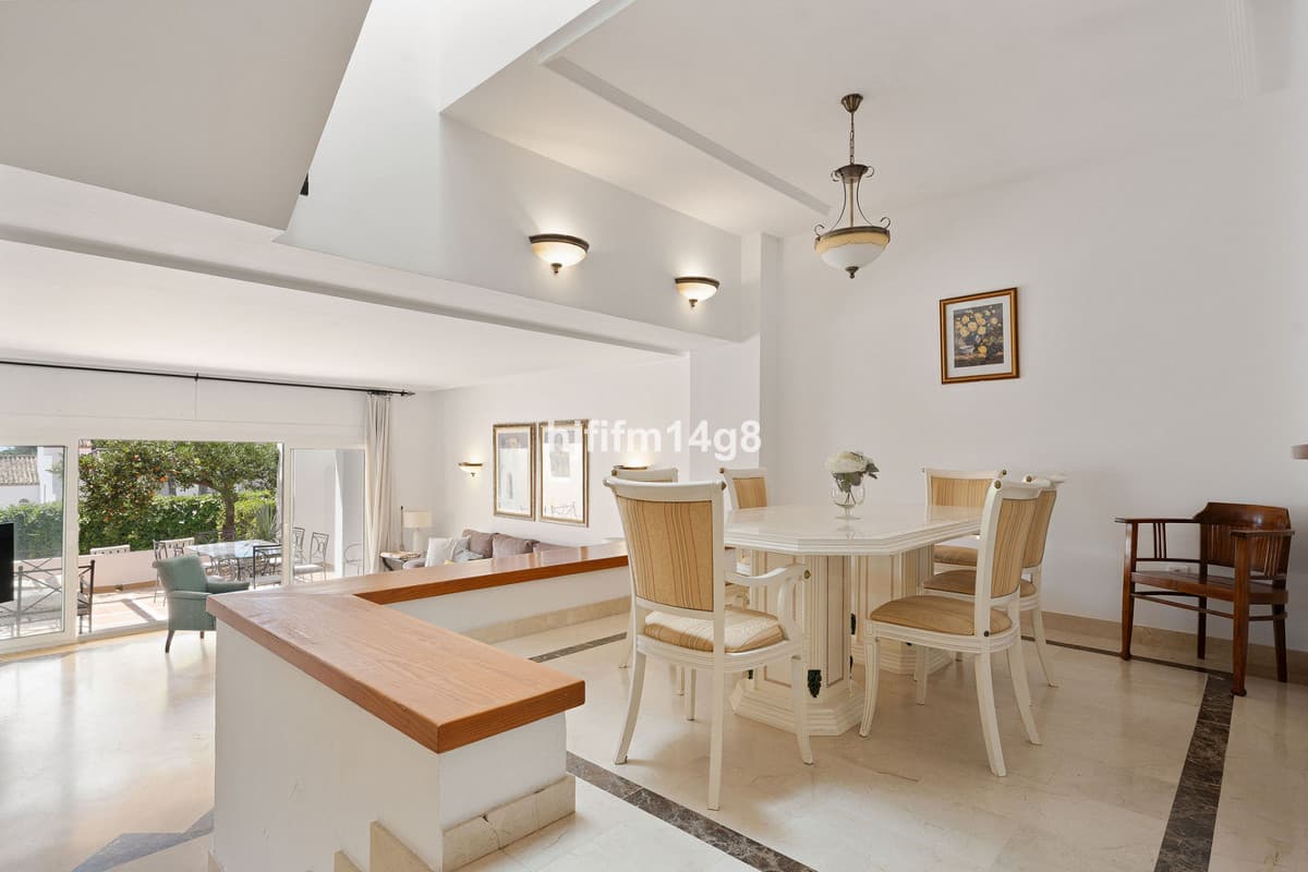 Townhouse in Nueva Andalucía — photo 5 of 10