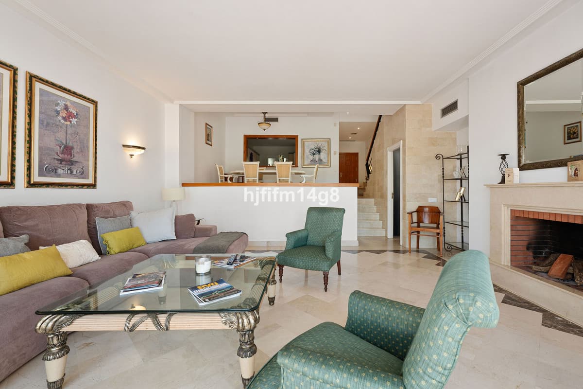 Townhouse in Nueva Andalucía — photo 8 of 10