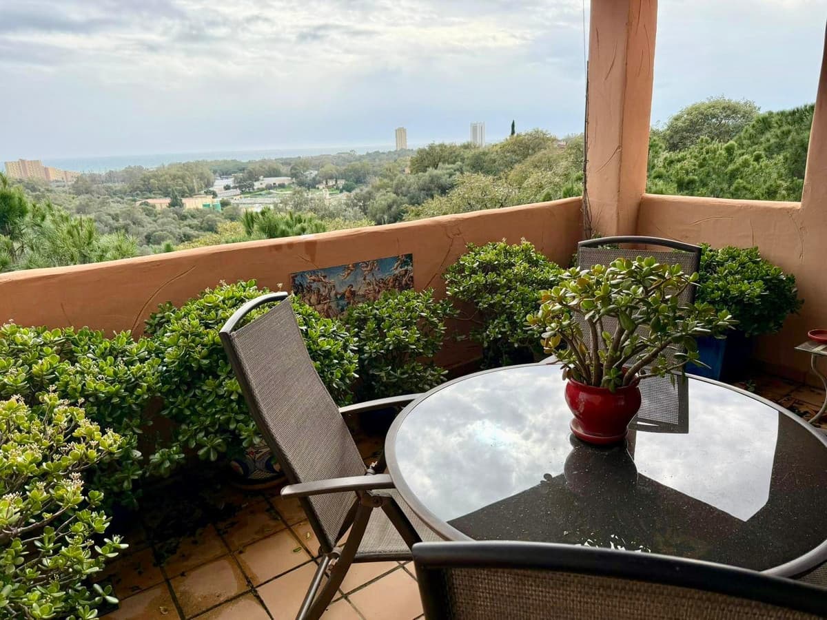 Middle Floor Apartment in Elviria — photo 2 of 10