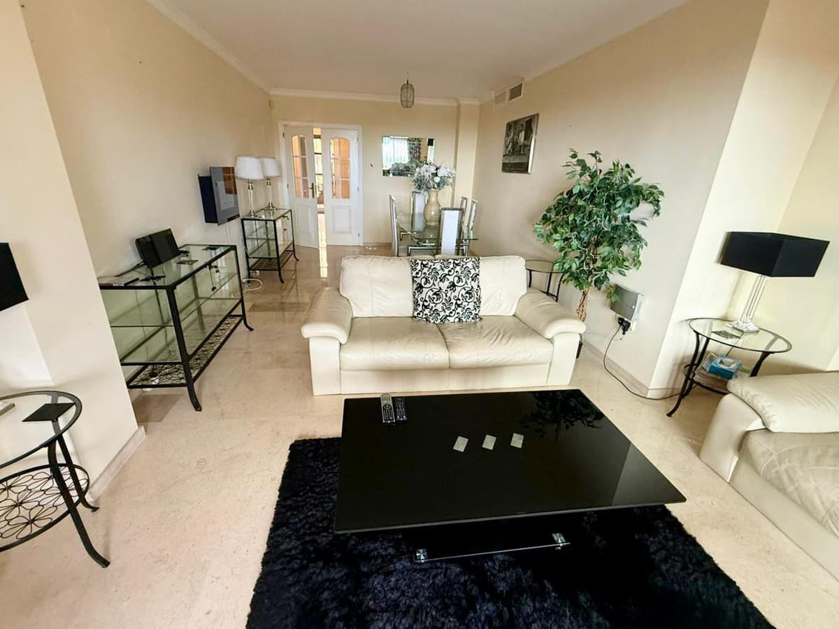 Middle Floor Apartment in Elviria — photo 3 of 10