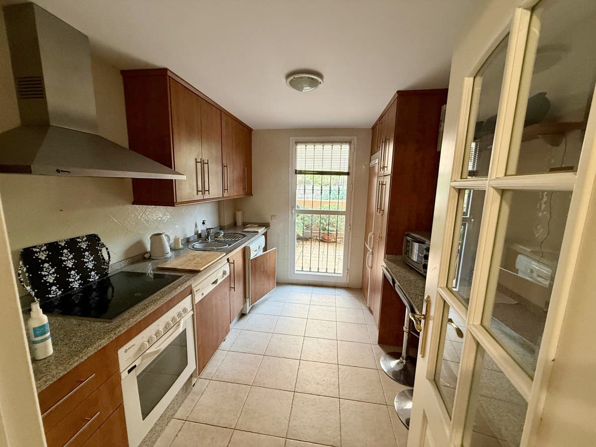 Middle Floor Apartment in Elviria — photo 7 of 10