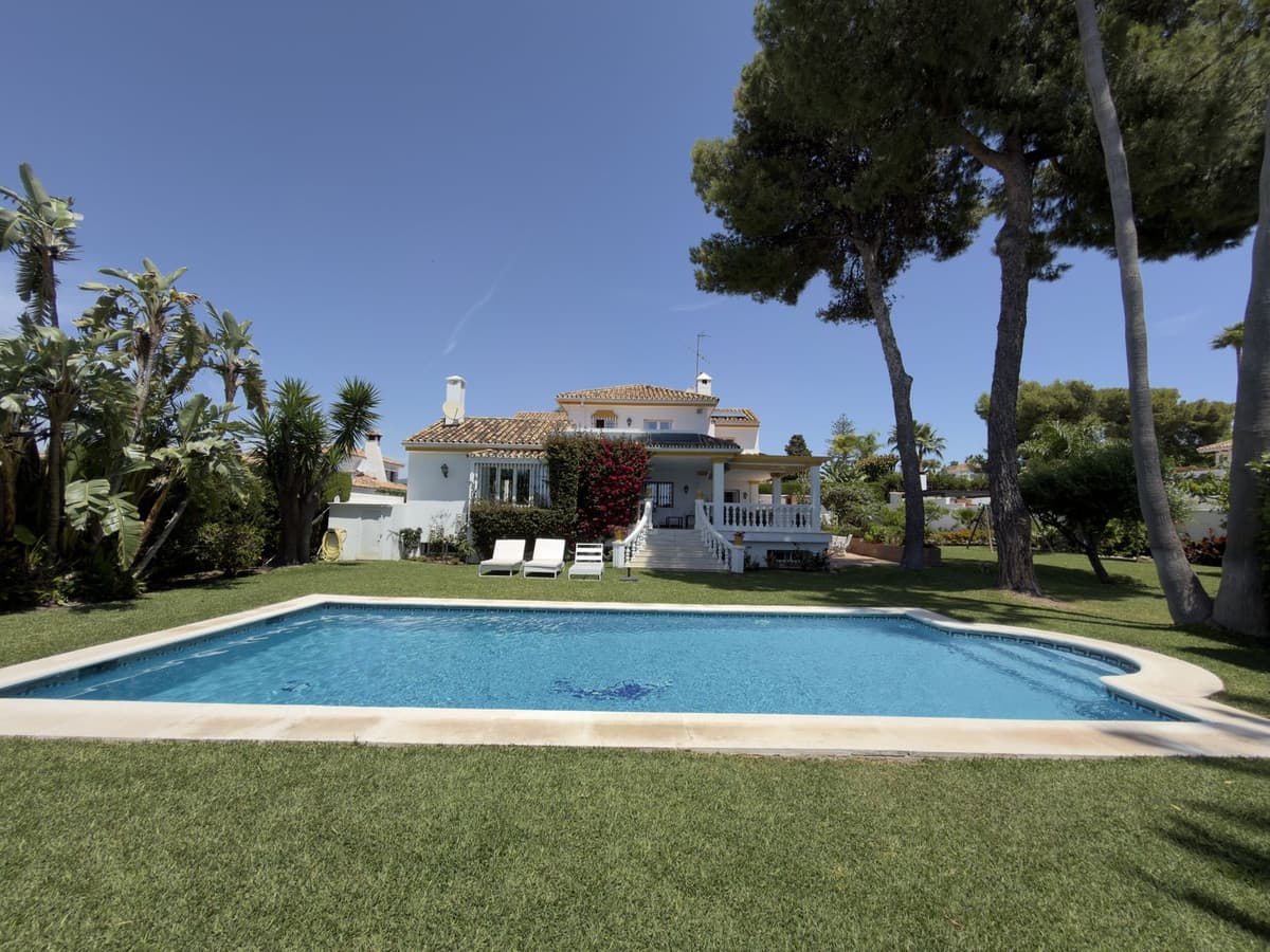 Detached Villa in San Pedro de Alcántara — photo 1 of 10