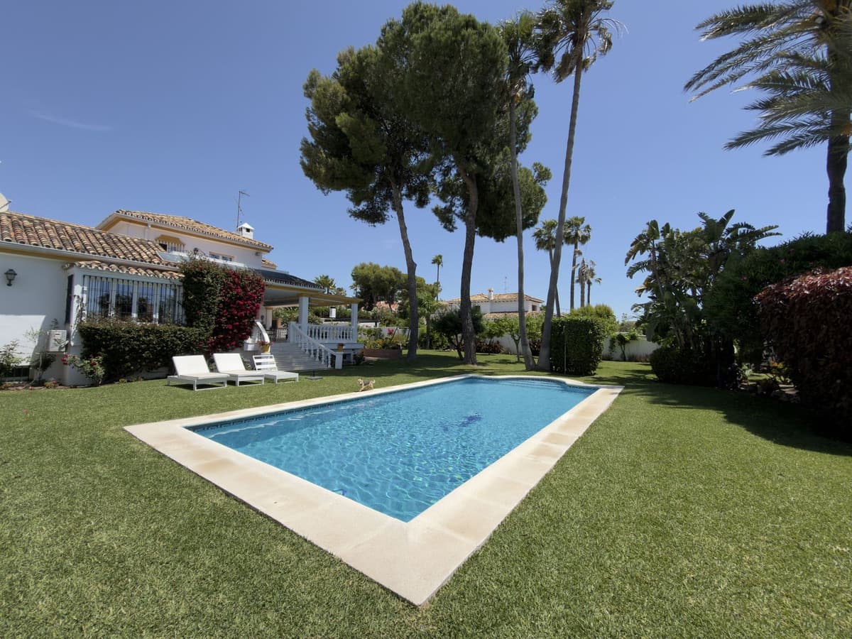 Detached Villa in San Pedro de Alcántara — photo 2 of 10
