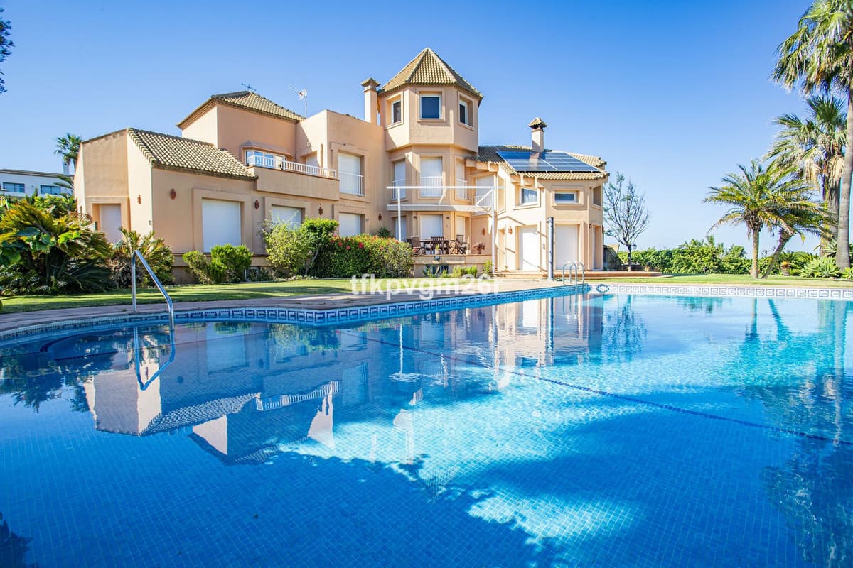 Detached Villa in La Alcaidesa — photo 1 of 10