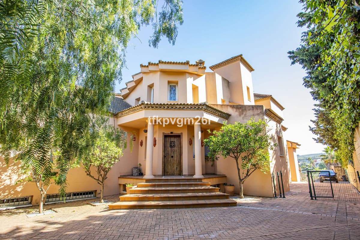 Detached Villa in La Alcaidesa — photo 3 of 10