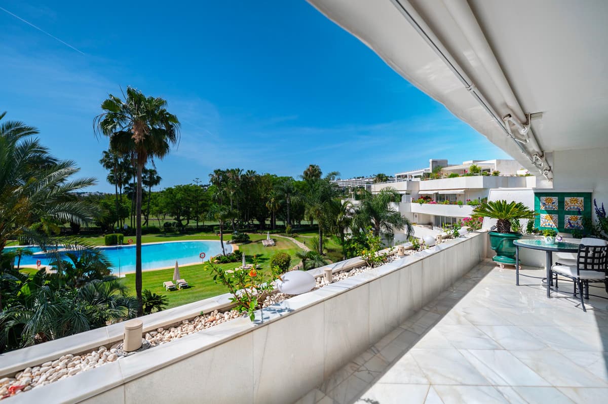 Penthouse in Nueva Andalucía — photo 1 of 10