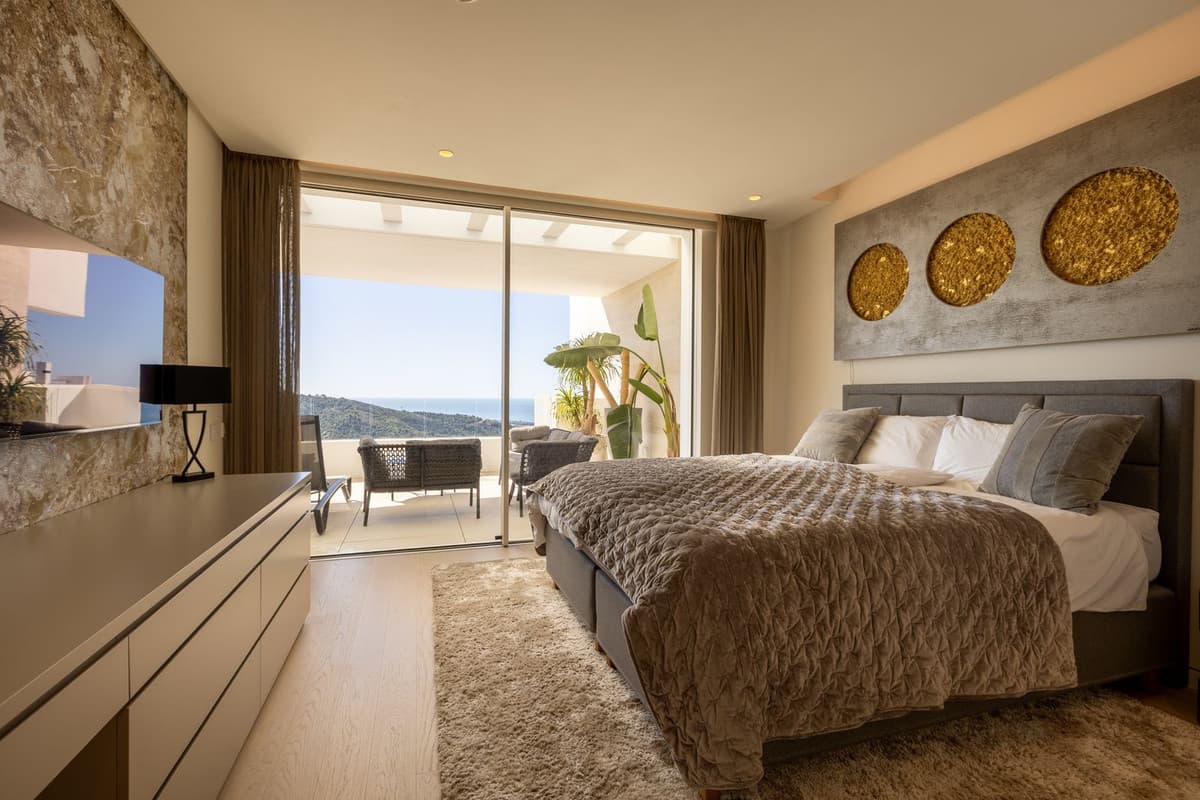 Middle Floor Apartment in Marbella — photo 1 of 10