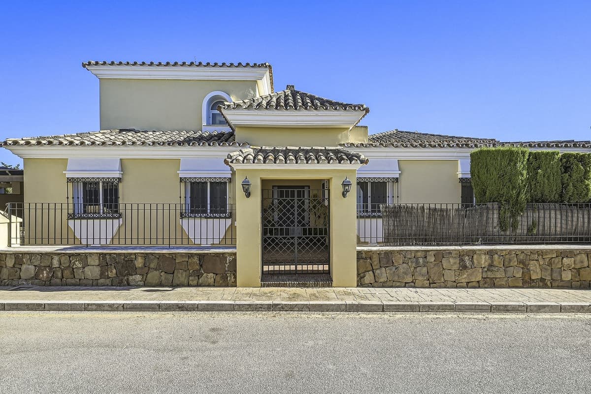 Detached Villa in Bahía de Marbella — photo 1 of 10