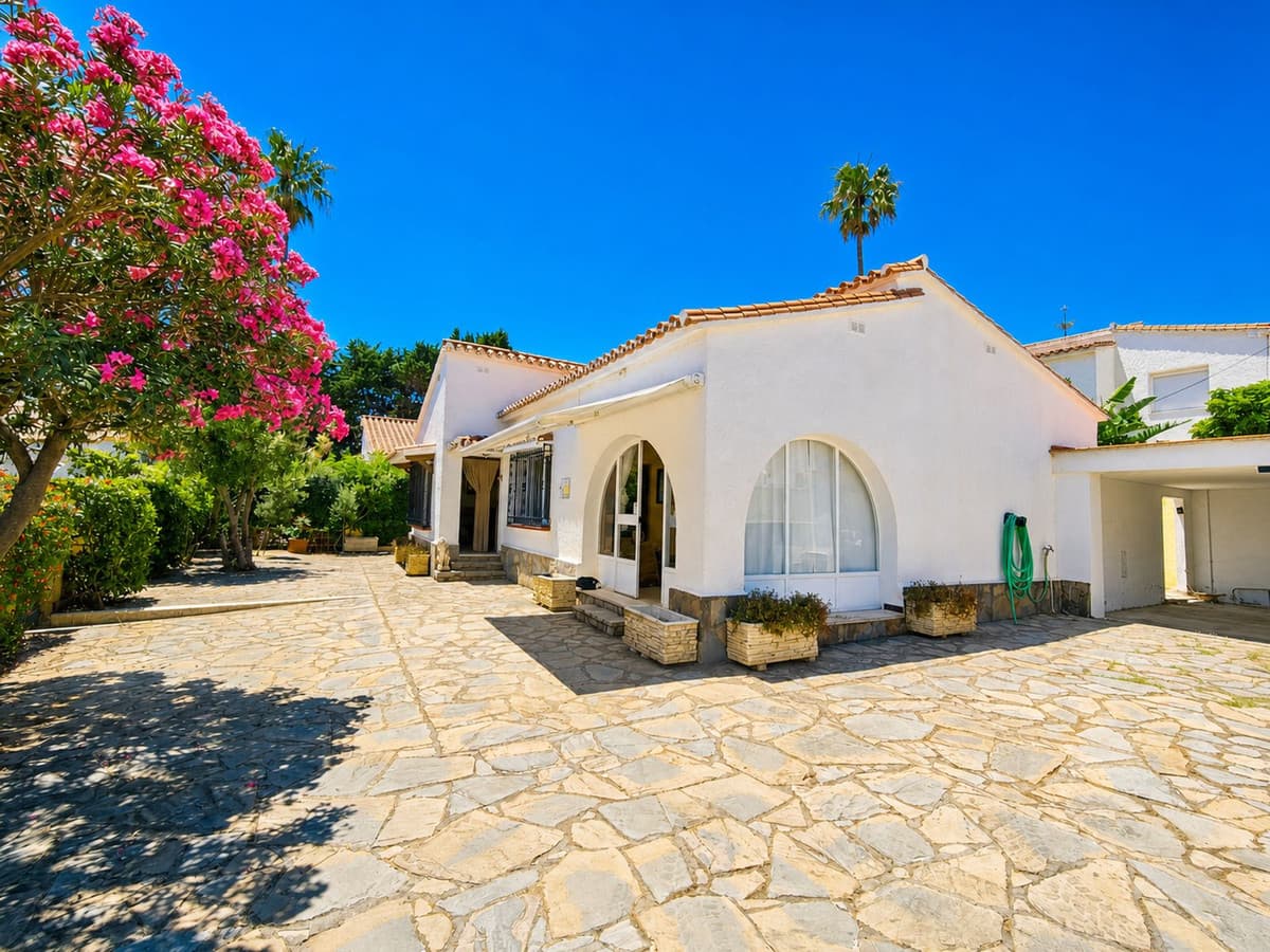 Detached Villa in La Duquesa — photo 1 of 10