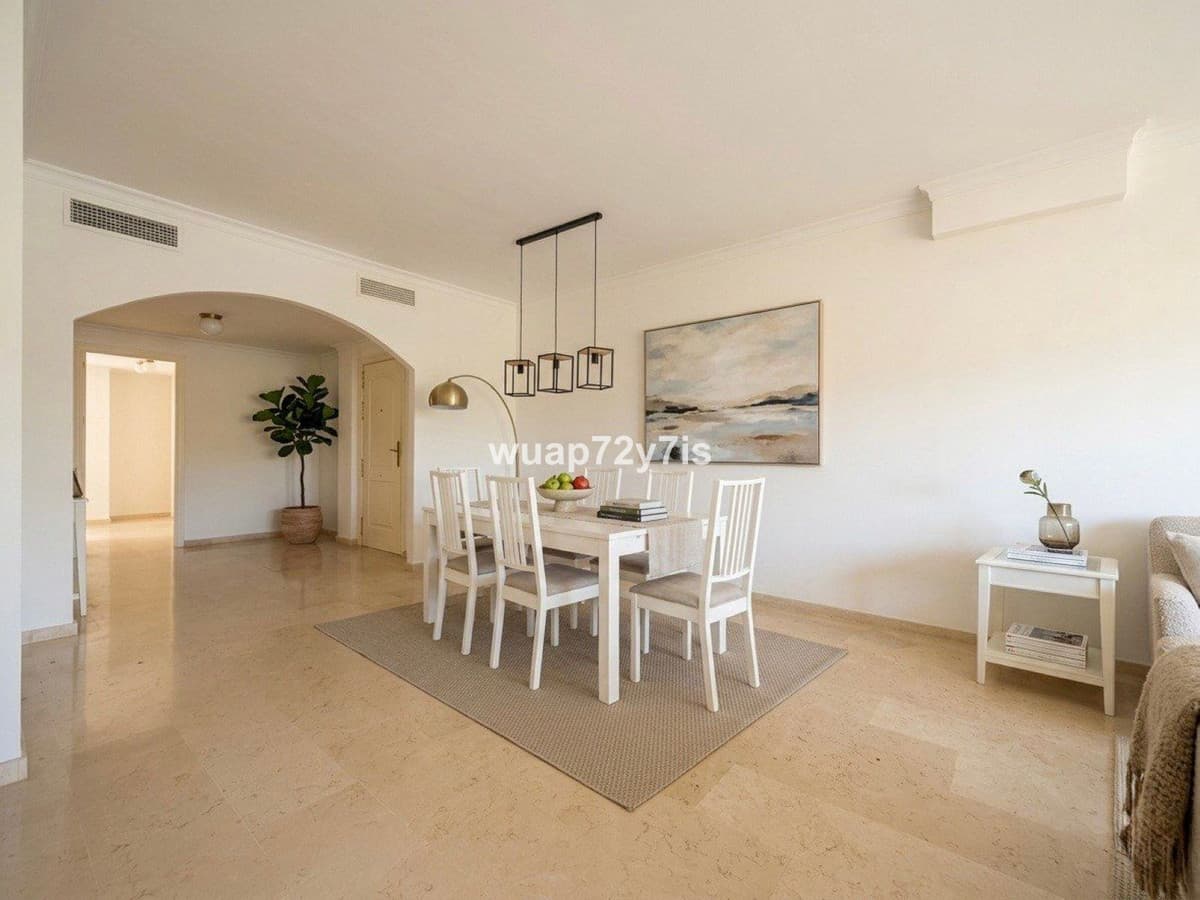 Middle Floor Apartment in Elviria — photo 3 of 10
