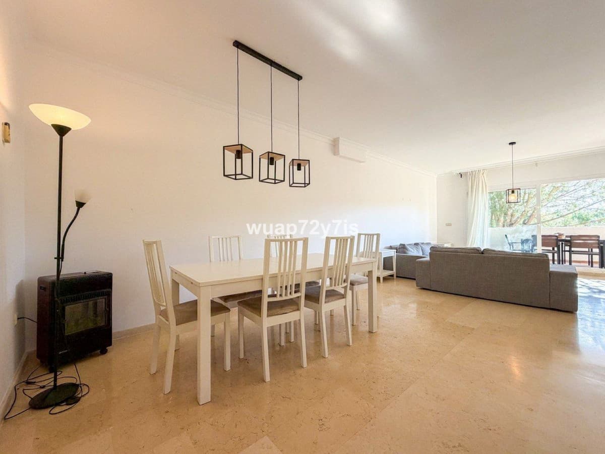 Middle Floor Apartment in Elviria — photo 4 of 10