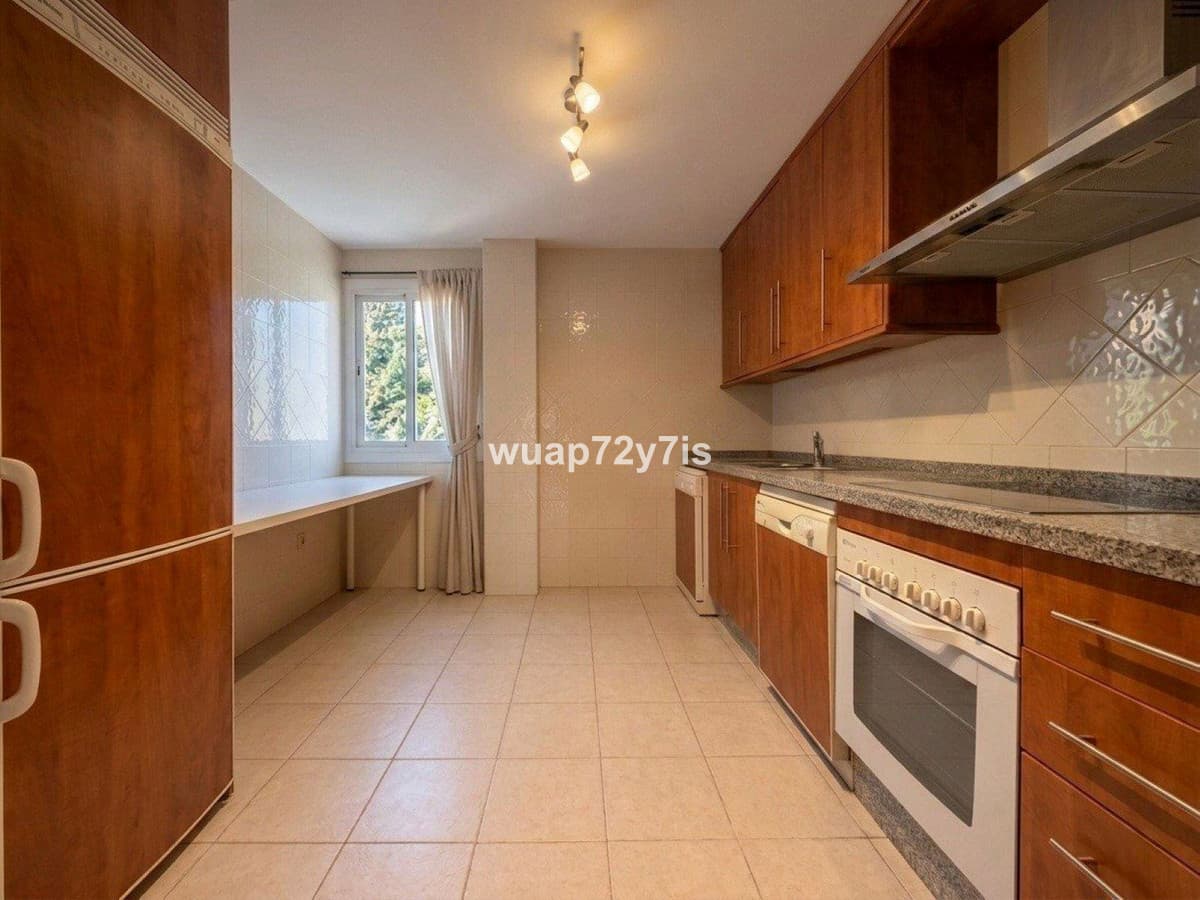 Middle Floor Apartment in Elviria — photo 5 of 10