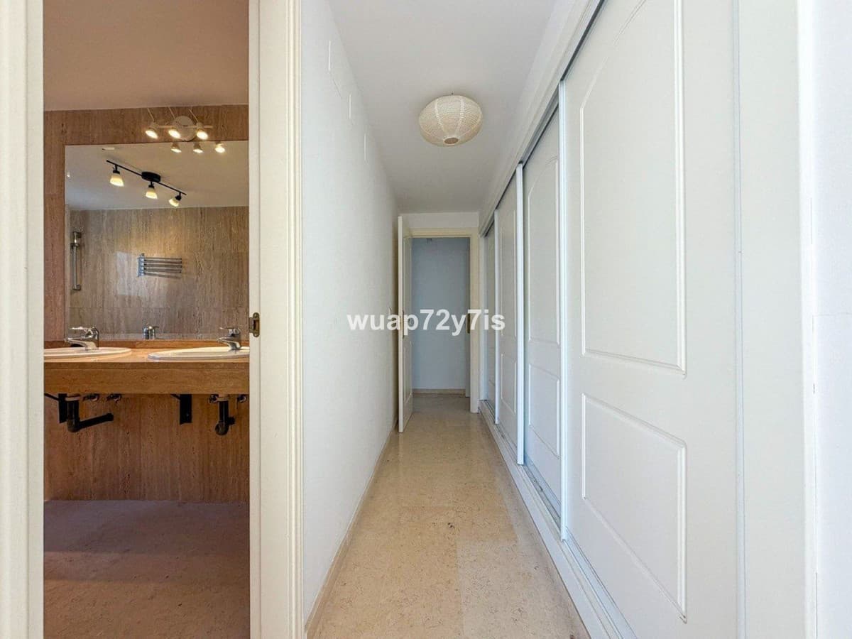 Middle Floor Apartment in Elviria — photo 8 of 10