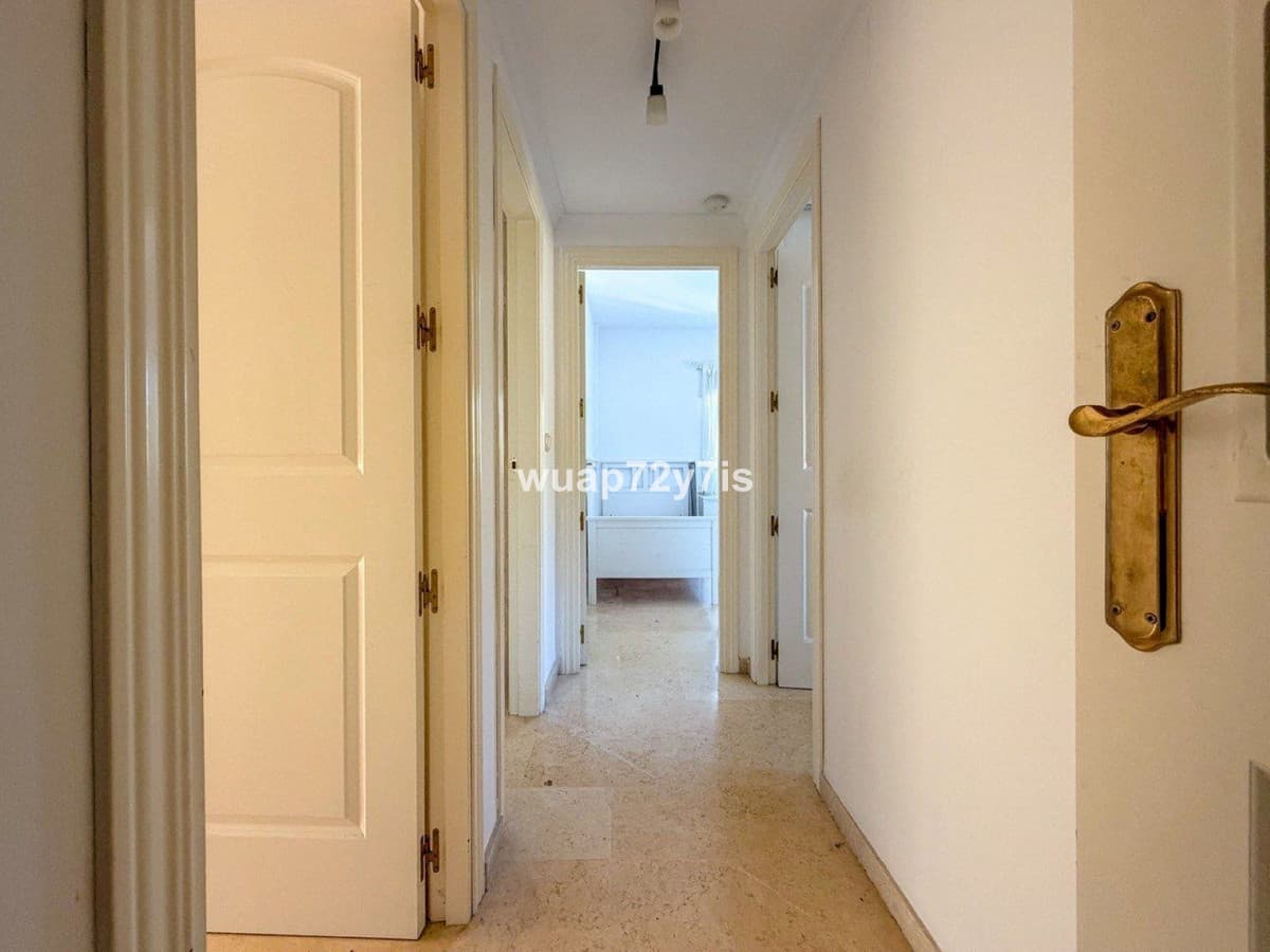 Middle Floor Apartment in Elviria — photo 9 of 10
